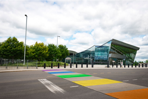 Vue extérieure du CST avec une traverse de piéton peinte aux couleurs de la fierté