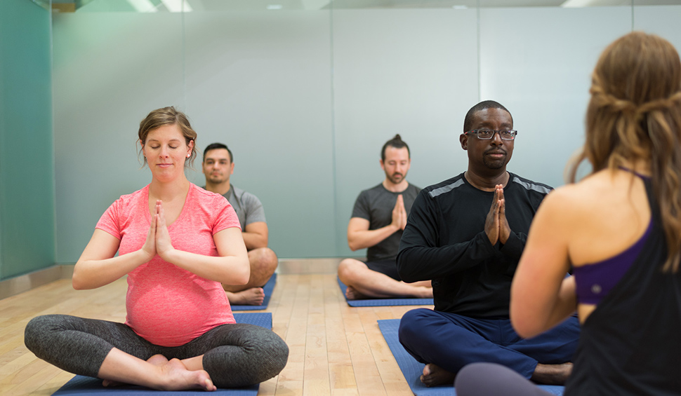 Groupe de personnes en train de suivre un cours de yoga au CST